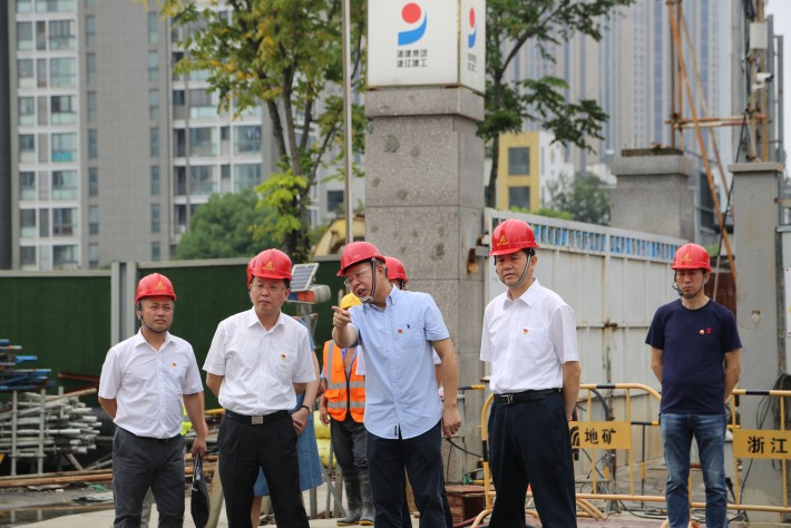 時任浙江省黨史學習教育第十五巡回指導組組長、臺州市人大常委會副主任潘建華，副組長、省司法廳二級巡視員李曉萍一行，在省地質勘查局黨委書記、局長、局黨史學習教育領導小組組長張金根陪同下，檢查指導黨史學習教育工作